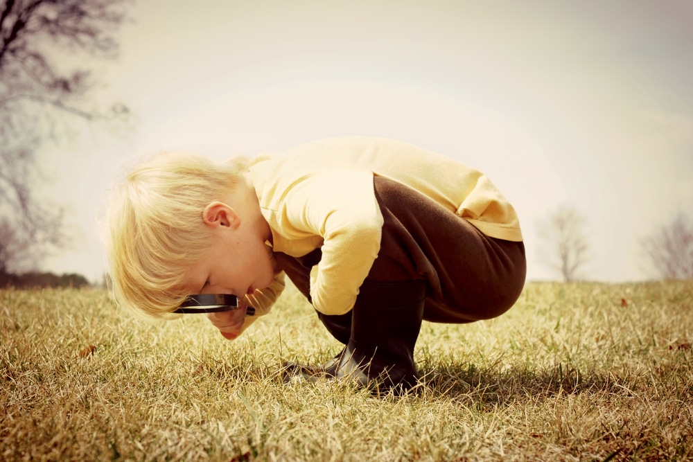 Young Child looking through Magnifying Glass Depositphotos 45750771 m 2015